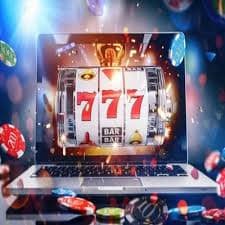 Pengguna membaca promo dari ponsel